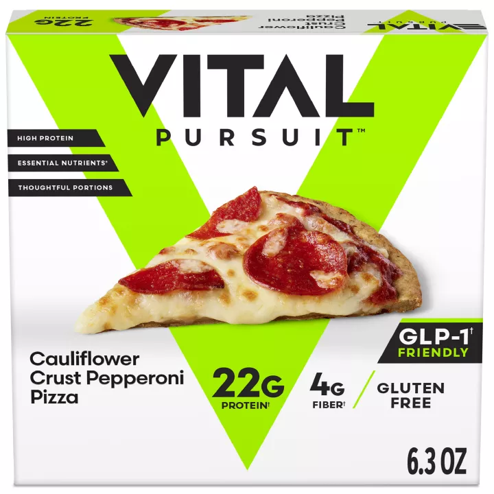 Vista frontal centrada de Frozen Meal Cauliflower Pepperoni Pizza de 6oz de VITAL PURSUIT® con peso neto de 6.3oz (179g).