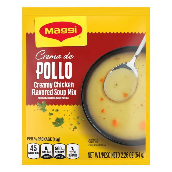 Tazón de sopa de crema de pollo con zanahorias, una cuchara y un pollo entero y una cebolla cerca de una etiqueta amarilla.