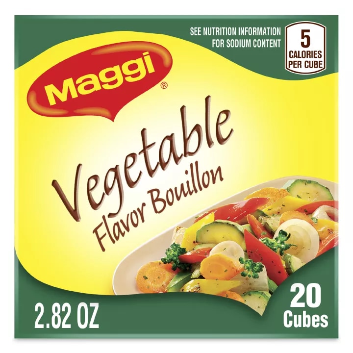 Foto con vista del frente de un paquete de Caldo sabor a verduras MAGGI de 20 cubitos con una imagen de una variedad de verduras picadas sobre un fondo amarillo brillante y verde oscuro.