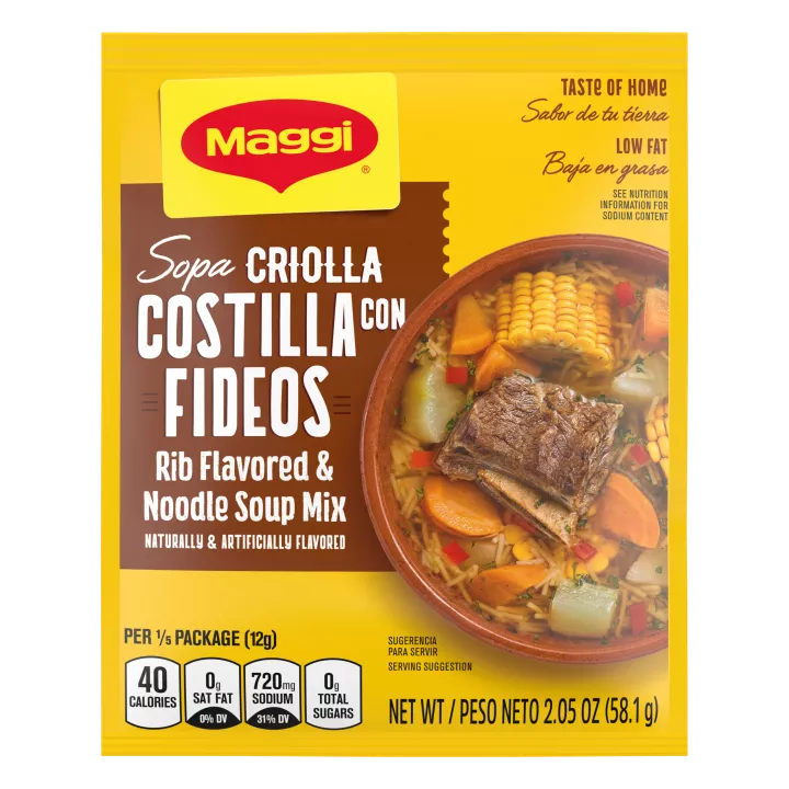 Foto con vista del frente de un paquete de mezcla de Sopa criolla de carne con fideos MAGGI con una etiqueta roja junto a una pila de ajo, tomate y apio con un campo verde encima y un tazón naranja grande lleno de carne de res, mazorca de maíz, fideos y apio.