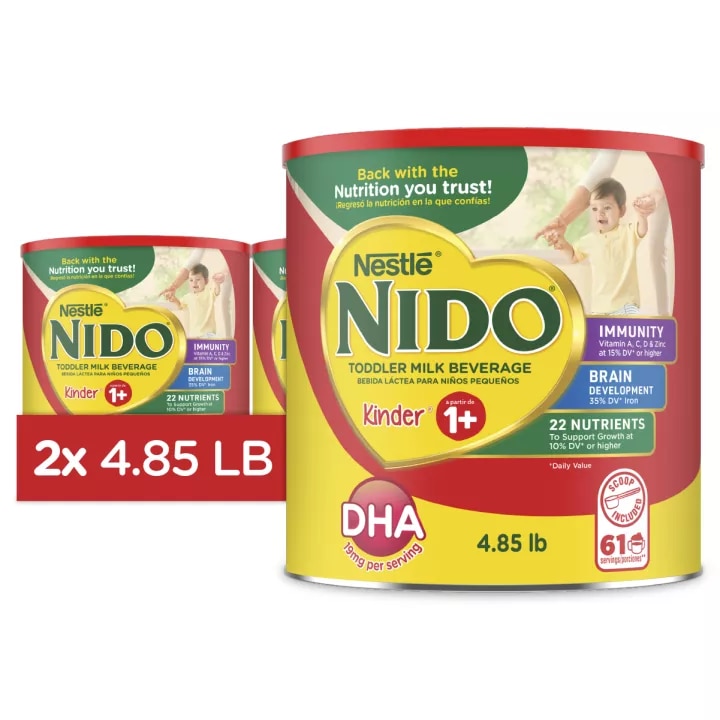 Una lata de Nido 1+ con etiqueta roja y un niño junto a una insignia que dice "inmunidad, vitaminas A, C y D, hierro y zinc".