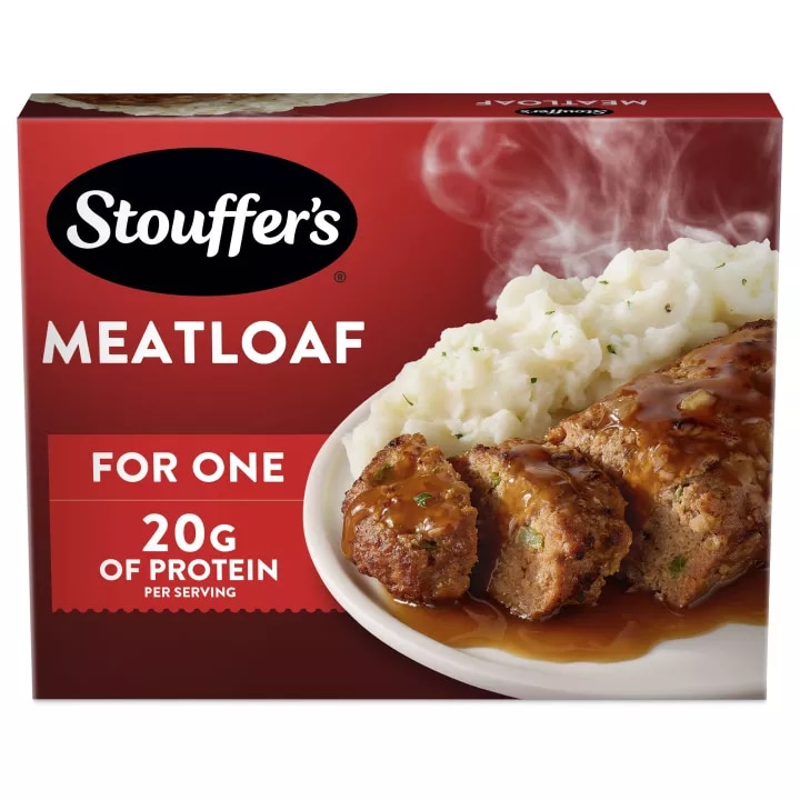 Caja de Classic Meatloaf con un plato de puré de papas, salsa espesa y pan de carne debajo del nombre del producto y el logo de STOUFFER'S.
