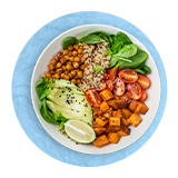 Plano aéreo de un tazón de macro sobre un fondo azul.