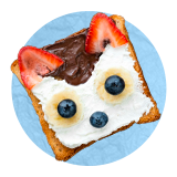 Tostada de chocolate con forma de zorro con ojos y nariz de arándanos, y orejas de rodajas de fresa sobre un fondo azul.