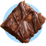 Primer plano de un trozo de brownie sobre un fondo azul.