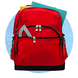 Primer plano de una mochila roja con una carpeta y un compás asomando sobre un fondo azul. 