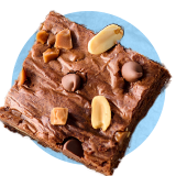 Primer plano de fudge de chocolate con almendras sobre un fondo azul.