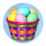 Primer plano de una canasta de Pascua llena de huevos pintados sobre un fondo azul.