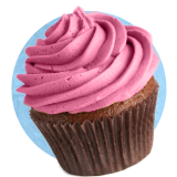 Primer plano de un cupcake de chocolate con glaseado rosado sobre un fondo azul.