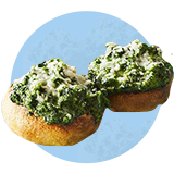 Hongos rellenos con queso sobre un círculo de color azul