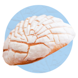 Primer plano de uno pan dulce sobre un fondo azul