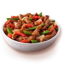 Tazón blanco lleno de tiras de seitán a base de plantas.