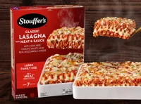 Sirve un clásico con la lasaña tamaño familiar de STOUFFER'S® para la cena de esta noche.sobre una mesa bajo el nombre del producto