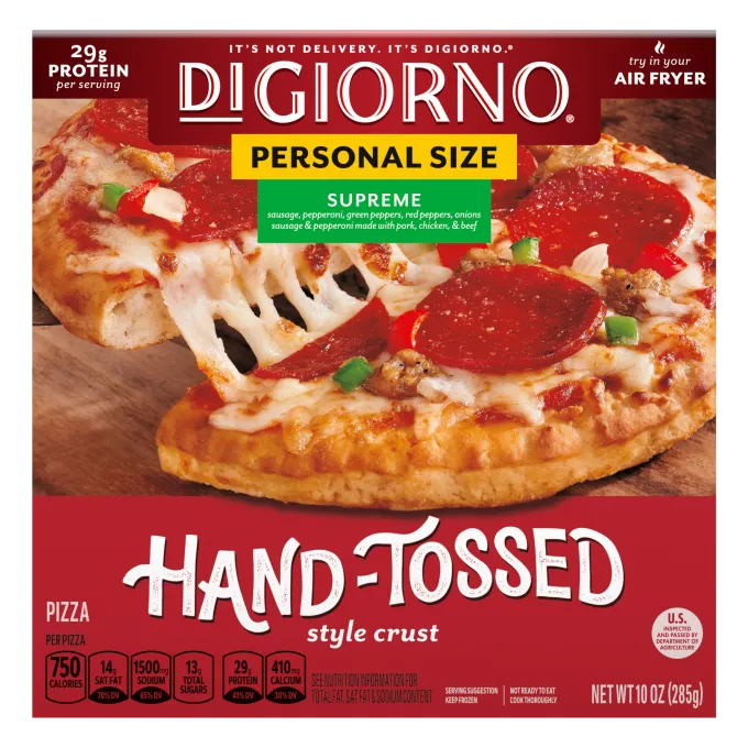 Caja de DiGiorno Small Sized Traditional Crust Supreme Pizza con el nombre del producto, una imagen de la pizza y el logotipo de Traditional Crust.