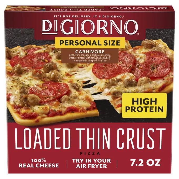 Vista frontal central de caja de pizza congelada Thin Crispy Crust Carnivore de DIGIORNO 10x7.2 oz, PESO NETO 7.2 oz (205 g).