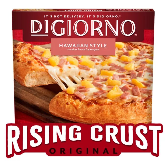 Caja de pizza Rising Crust Hawaiian de DiGiorno con una porción sobre una tabla de cortar y el logotipo de Rising Crust.