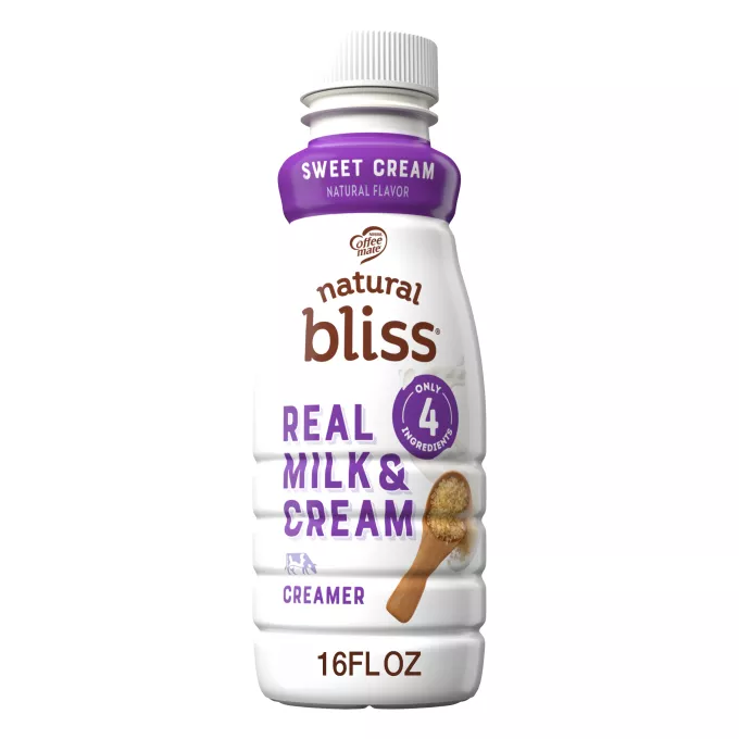 Botella blanca de creamer natural bliss Sweet Cream con etiqueta morada, jarras de lácteos y el nombre del producto.