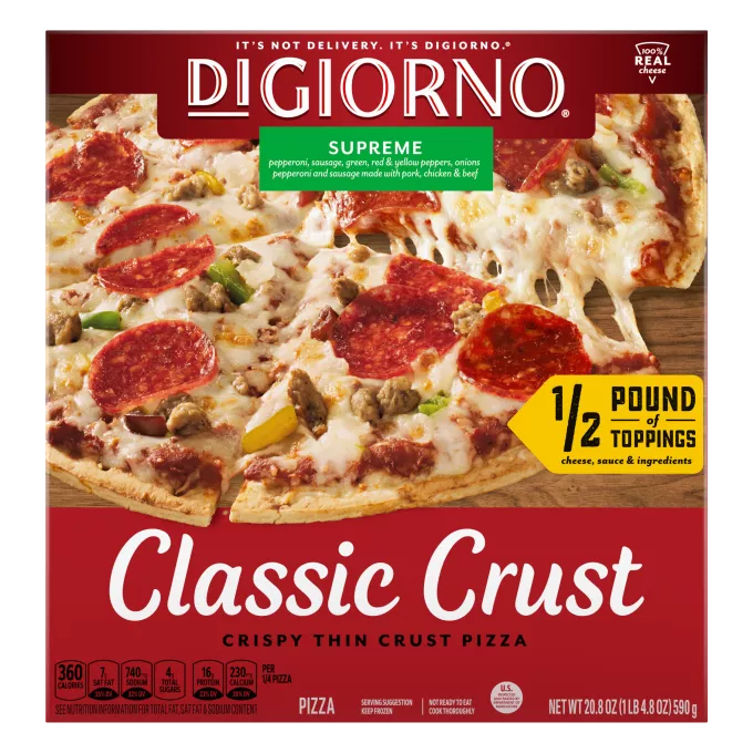 Caja de pizza DiGiorno Classic Crust Supreme que lee media libra de toppings, salsa, queso e ingredientes.