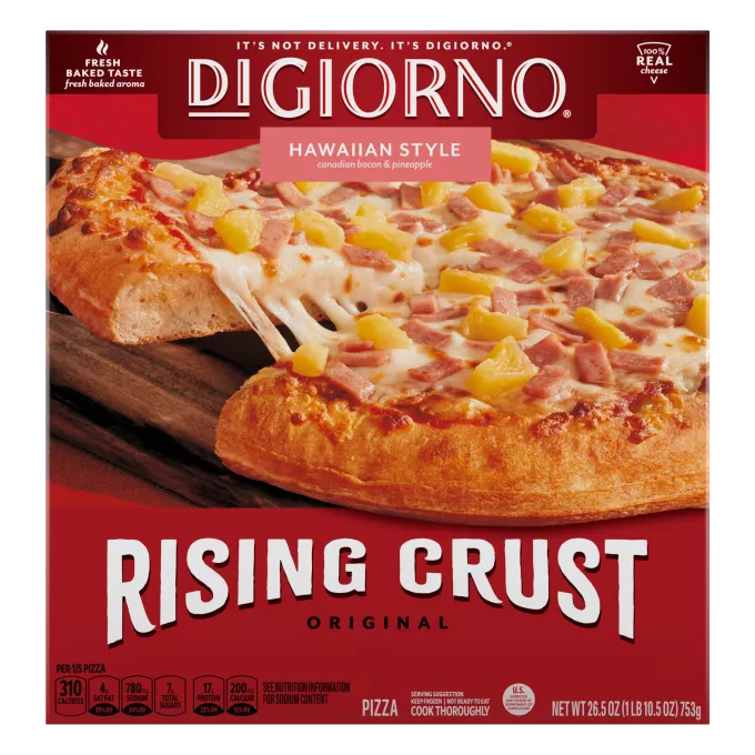 Caja de pizza Rising Crust Hawaiian de DiGiorno con una porción sobre una tabla de cortar y el logotipo de Rising Crust.