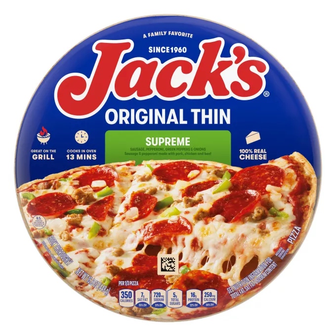 Un empaque de pizza suprema con una etiqueta verde, una espátula bajo una pizza y el logotipo de Jack's sobre un fondo de madera azul.