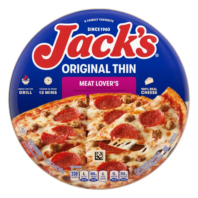 Un empaque de meat lover's pizza con una etiqueta morada, una espátula bajo una pizza y el logotipo de Jack's sobre un fondo marrón.