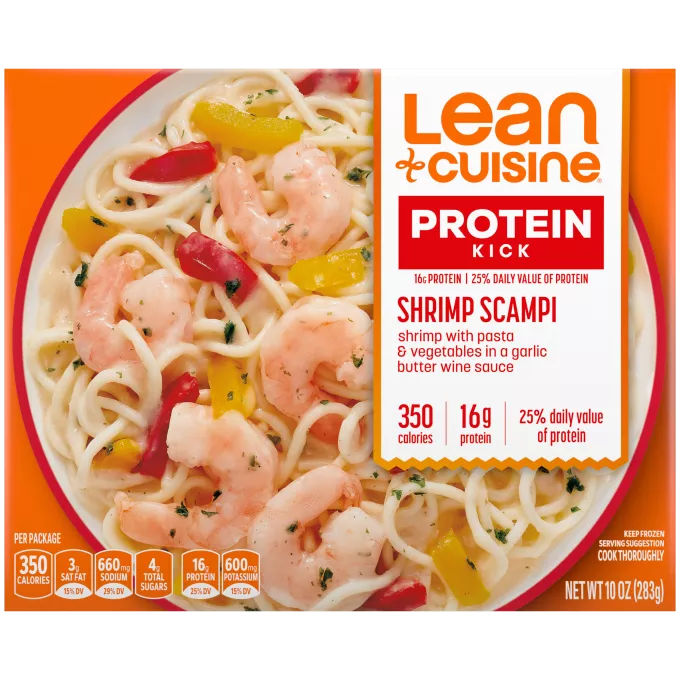 Una caja de Shrimp Scampi con la etiqueta de "especialidad" cerca de un tazón de camarones y pasta en una salsa de pimientos rojos y mariscos.