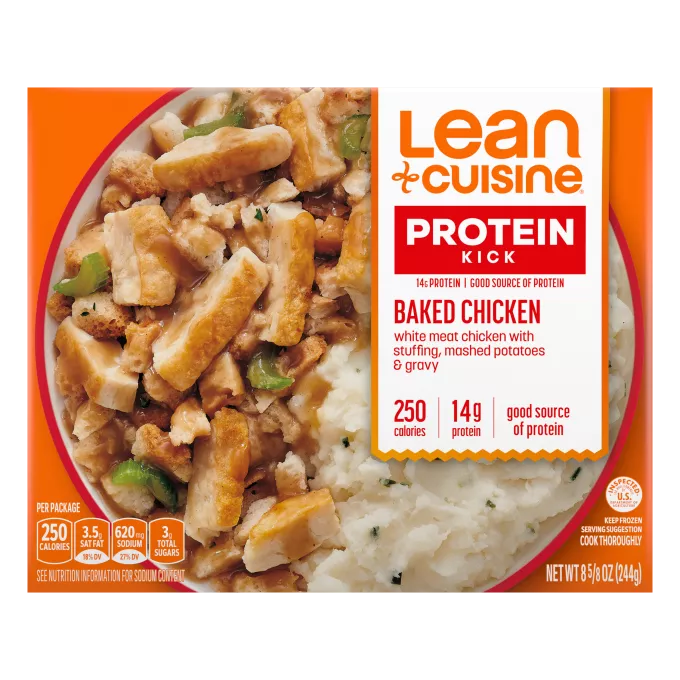Una caja de Baked Chicken con una etiqueta de destacados cerca de un tazón de pollo cortado en cubitos con puré de papas.