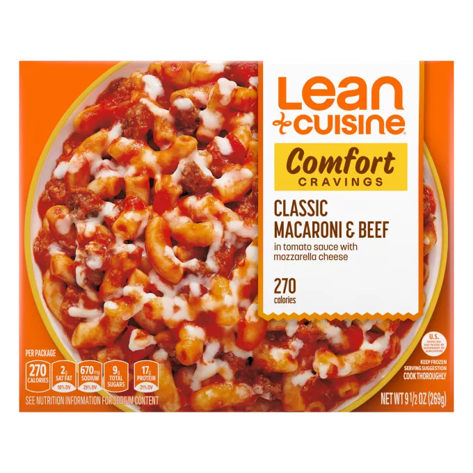 Caja de Classic Macaroni and Beef con etiqueta de favorito junto a un tazón de macarrones con salsa de tomate y carne de res.
