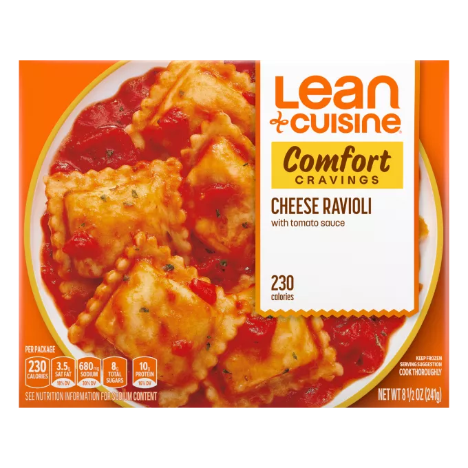 Una caja de Cheese Ravioli con la etiqueta de Comfort Cravings junto a un tazón de ravioles de queso cubiertos de marinara.