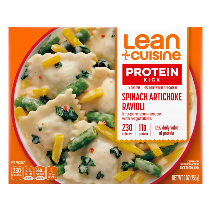 Una caja de Spinach Artichoke Ravioli con la etiqueta de favoritos junto a un tazón de ravioles de alcachofa y queso.