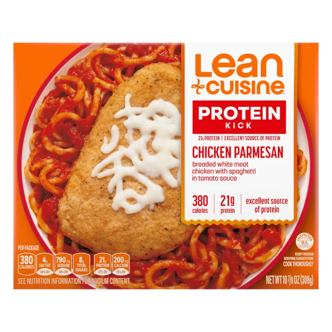 Una caja de pollo parmesano con etiqueta de destacado junto a un plato de pollo empanado con parmesano y espaguetis en salsa.