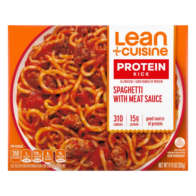 Una caja de Spaghetti with Meat Sauce con la etiqueta de favoritos cerca de un tazón de espaguetis cubierto con salsa de carne.