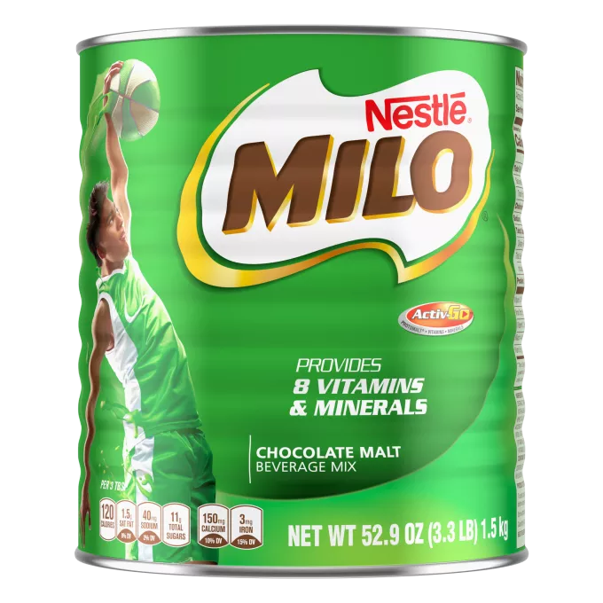 Una lata verde con el logotipo de MILO y un chico con una camiseta verde encestando una pelota de baloncesto sobre el nombre del producto y sus beneficios.