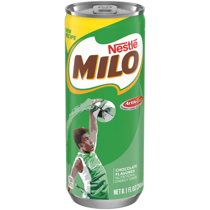 Una lata verde con el logotipo de MILO y un chico con una camiseta verde encestando una pelota de baloncesto sobre el nombre del producto.