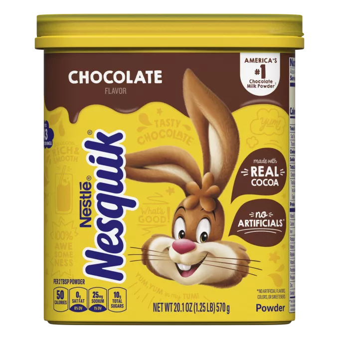 Un envase amarillo con el conejo de Nesquik, una etiqueta marrón y un vaso de leche de chocolate.