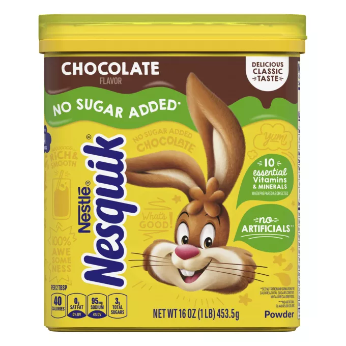 Un envase amarillo con el conejo Nesquik, una etiqueta verde que dice "Sin azúcar agregado" y un vaso de leche de chocolate.