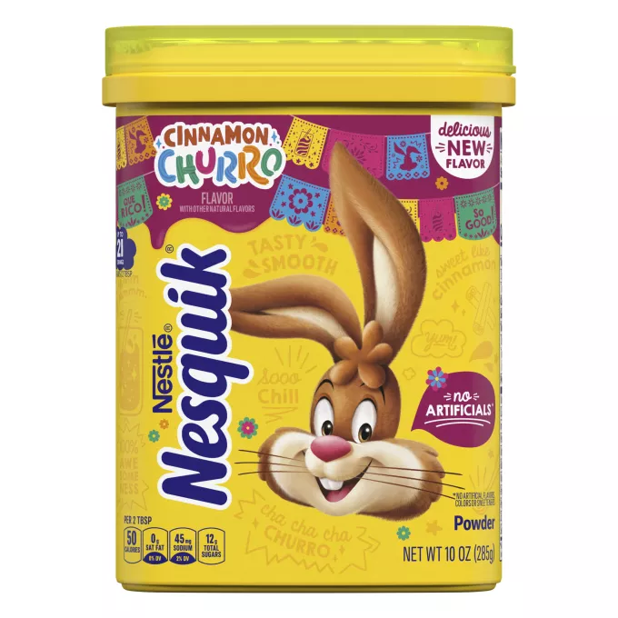 Envase de polvo NESQUIK Cinnamon Churro con el conejo de Nesquik, adornos festivos mexicanos y cartel de "Sin artificiales".