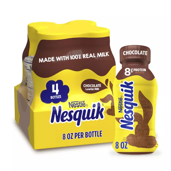 Vista frontal centrada de 4 botellas de 8 fl oz (236 ML) de leche de chocolate NESQUIK baja en grasa con peso neto de 32 fl oz. (1 QT) 0.94 L.