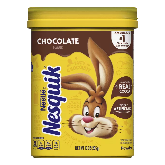 Un envase amarillo con el conejo de Nesquik, una etiqueta marrón y un vaso de leche de chocolate.