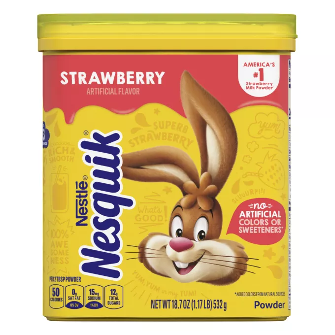 Un envase amarillo con el logo y el conejo de Nesquik y una etiqueta roja en la parte superior.