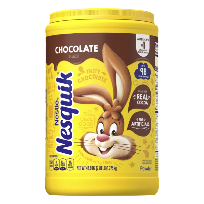 Un envase amarillo con el conejo de Nesquik, una etiqueta marrón y un vaso de leche de chocolate.