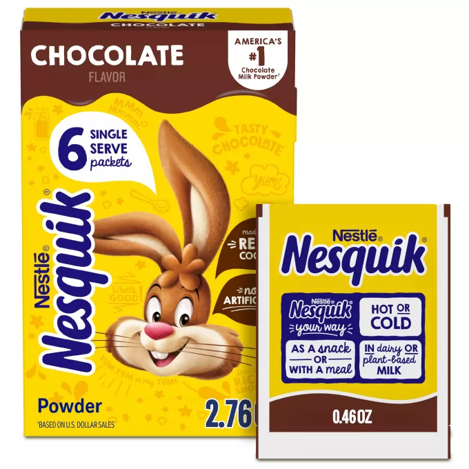 Vista frontal centrada de caja de 2.76oz (78g) con 6 sobres de 0.46oz (13g) cada uno de Chocolate Flavor Powder de NESQUIK.