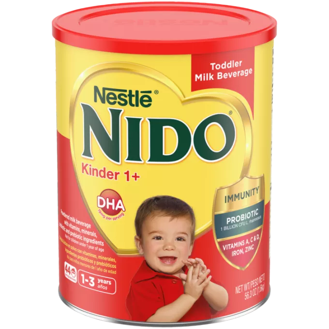 Una lata de Nido 1+ con una insignia que dice "inmunidad, vitaminas A, C y D, hierro y zinc" cerca de un niño que aplaude.