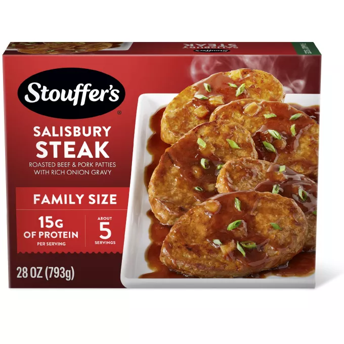 Caja de Salisbury Steak con un plato y una fuente de filete y salsa espesa debajo del nombre del producto y del logo de STOUFFER'S.