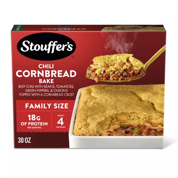 Vista frontal centrada de caja de 30oz (850g, 1 LB 14 OZ) de comida congelada Pastel de chili y pan de maíz de STOUFFER'S.