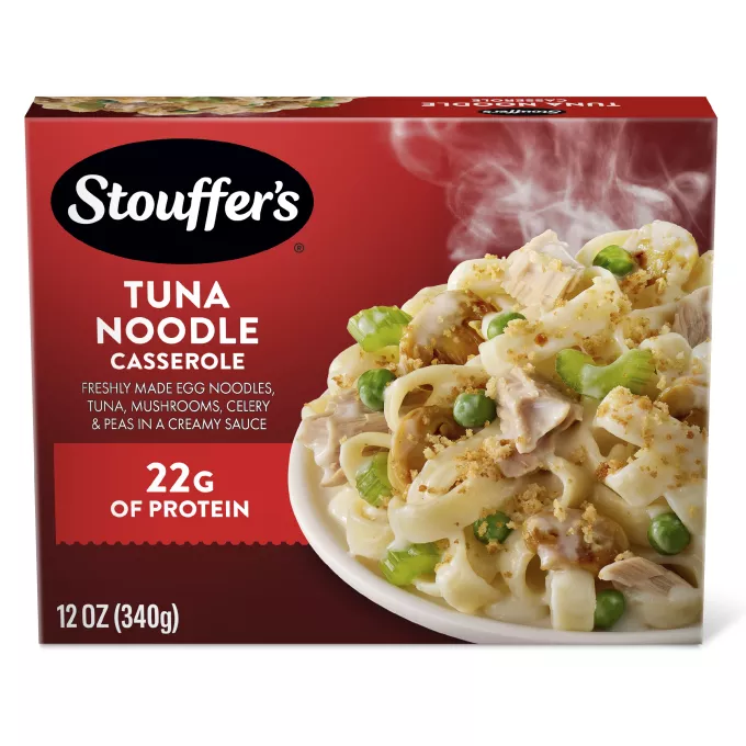 Una caja de Tuna Noodle Casserole con un plato de fideos y apio debajo del nombre del producto y el logotipo de STOUFFER'S.