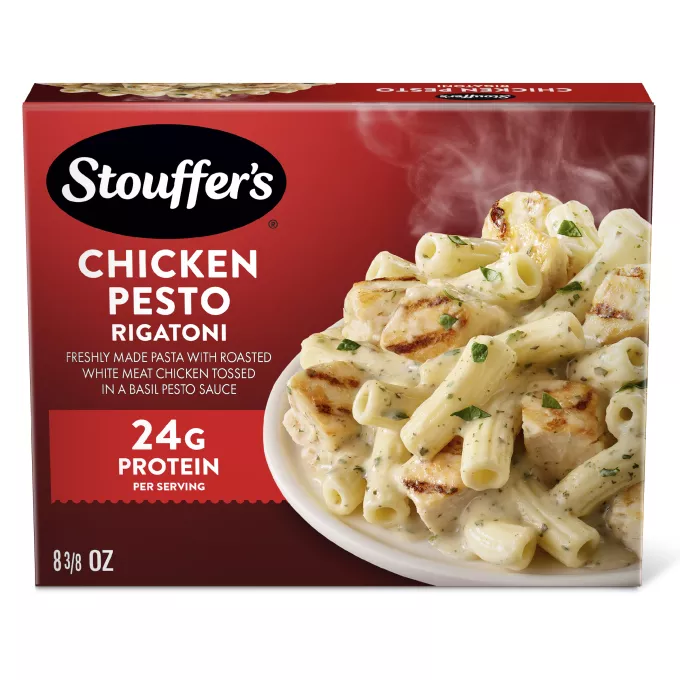 Caja de Rigatoni with Chicken & Pesto con un plato de pasta y pollo debajo del nombre del producto y del logo de STOUFFER'S.
