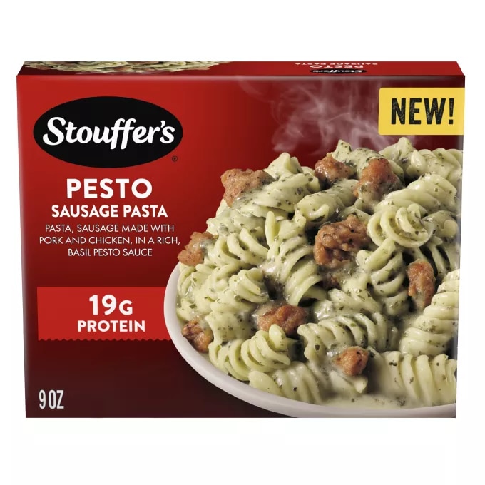 Vista frontal central de comida congelada Pesto Sausage Pasta de STOUFFER'S de 9oz. PESO NETO 9 oz (255 g).
