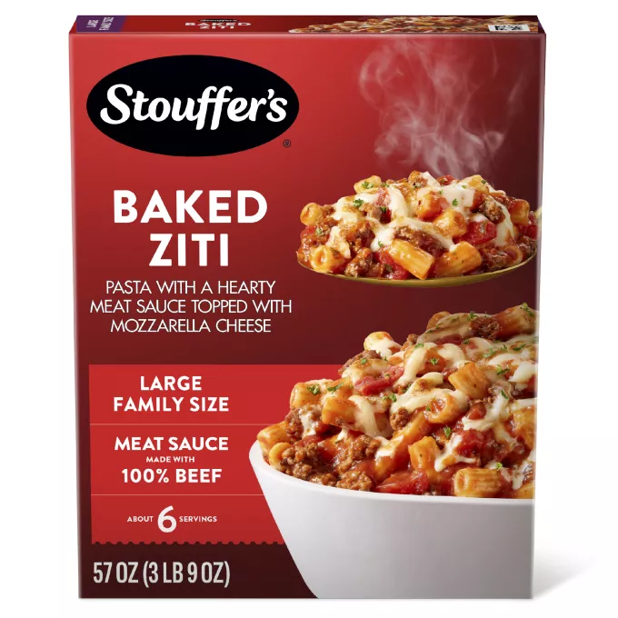 Caja de Baked Ziti con un plato de pasta y salsa debajo del nombre del producto, el logo de STOUFFER'S y una etiqueta que dice "100% PURA CARNE DE RES".