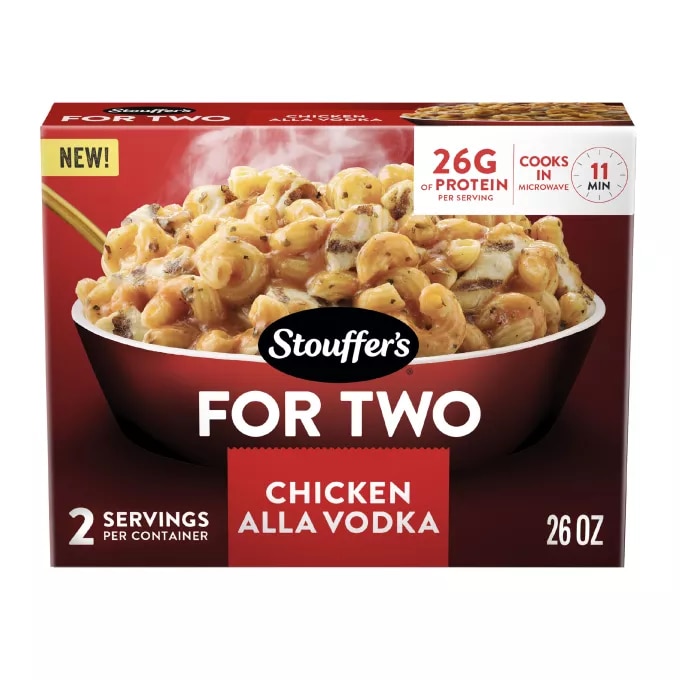 Vista frontal centrada de comida congelada Chicken Alla Vodka de STOUFFER'S de 26oz. PESO NETO 26 oz (1 lb 10 oz) 737 g.